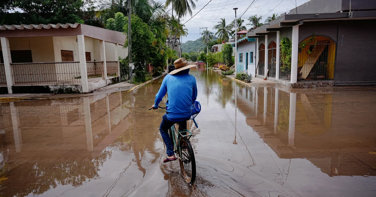 Hurricane Simon slams Mexico's Pacific coast