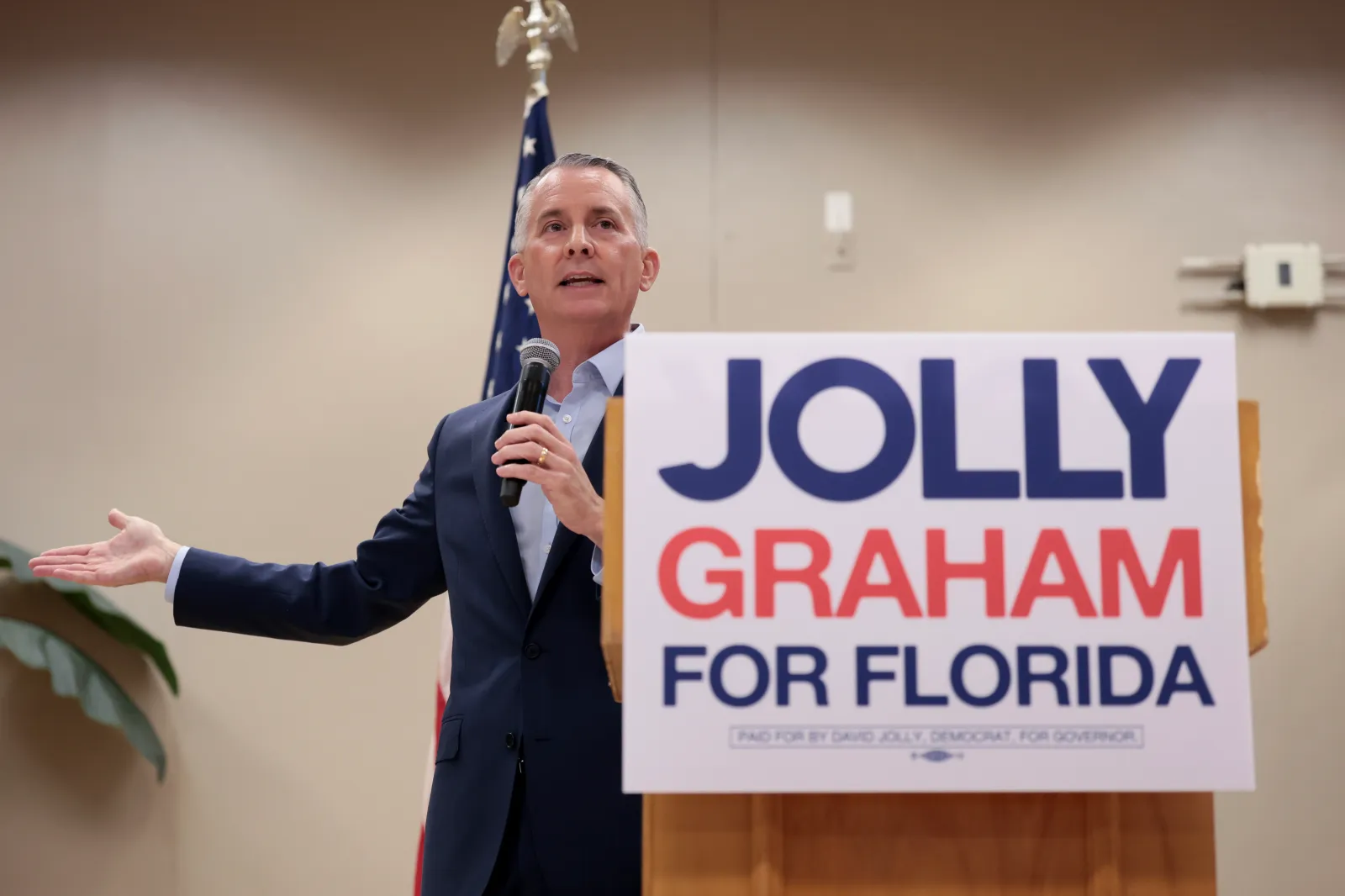 Florida Democratic gubernatorial candidate David Jolly speaks during a campaign event at the Wynmoor Democratic Club on October 5 in Coconut Creek, Florida. (Photo by Joe Raedle/Getty Images)