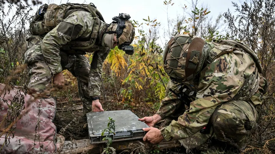 Soldiers from the National Police of Ukraine set up the Starlink terminal.